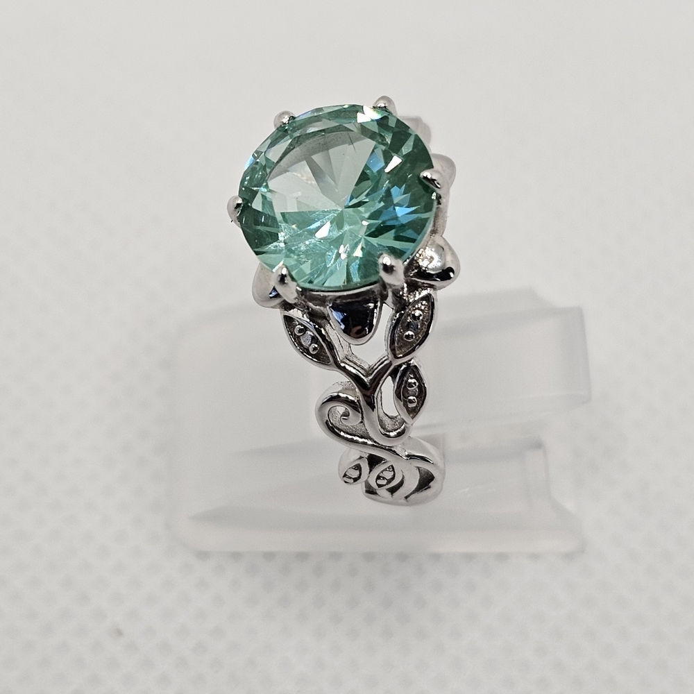 Enchanting Lab Created Green Spinel Sterling Silver Ring Size 8! - Picture 4 of 8